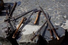 Der Inhalt der Waffenkammer in der Burgruine Greifenstein