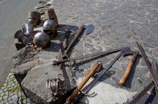 Der Inhalt der Waffenkammer in der Burgruine Greifenstein