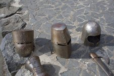 Inhalt der Waffenkammer in der Burgruine Greifenstein